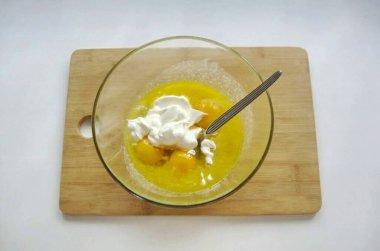 Bir kaseye ekşi krema ekle..