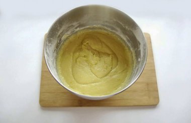 Yeterince kalın ama sert olmayan bir şekilde diz çök. Bir buçuk saat boyunca sıcak bir yere bir havlu ve bir yer koy..