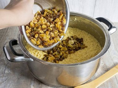 Kuru üzüm de hazırladım. Her şeyi çırpıcıyla karıştır..