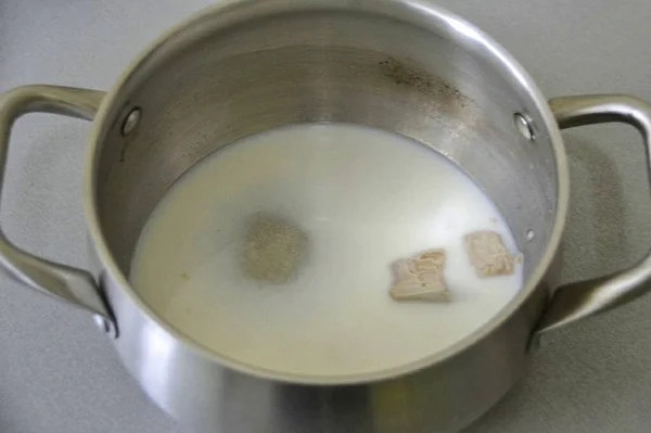 Acrescente Açúcar Colheres Sopa Sal Fermento Leite Quente Mexa — Fotografia de Stock