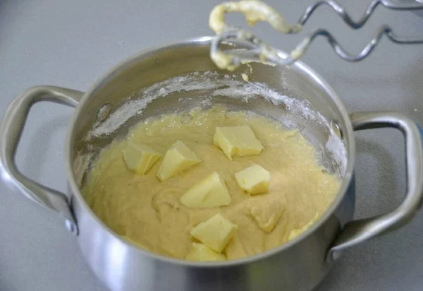 Aggiungere Burro Ammorbidito Alla Pasta Battere Bene Con Mixer Fino — Foto Stock