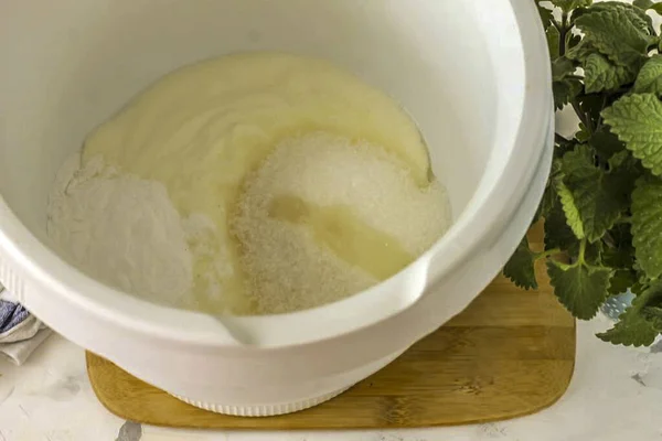 Sünger Keki Soğuduğunda Bir Yemek Makinesinin Kasesine Herhangi Bir Yağlı — Stok fotoğraf
