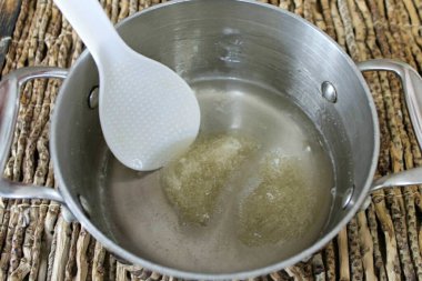 Şişmiş jelatini tavaya ekle..