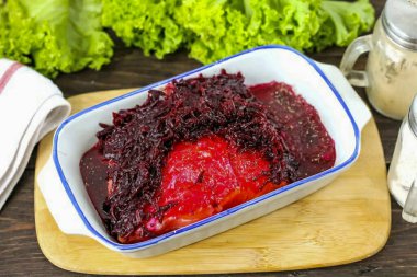 Pancar tabakasını dikkatlice geriye it. Aperatifin rengini beğendiyseniz pancarı tamamen soyun. Değilse, başka bir güne bırak, serbest kalan sıvıyı boşaltsın.