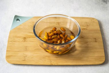 Bir gecede bademleri suya batır..