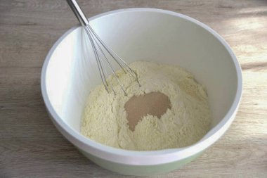 Hamur yoğurmak, maya eklemek, karıştırmak için klozete un koyun..