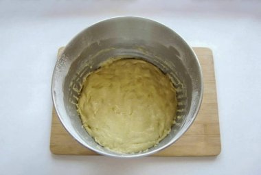 Çok dik olmayan, biraz yapışkan bir hamur..