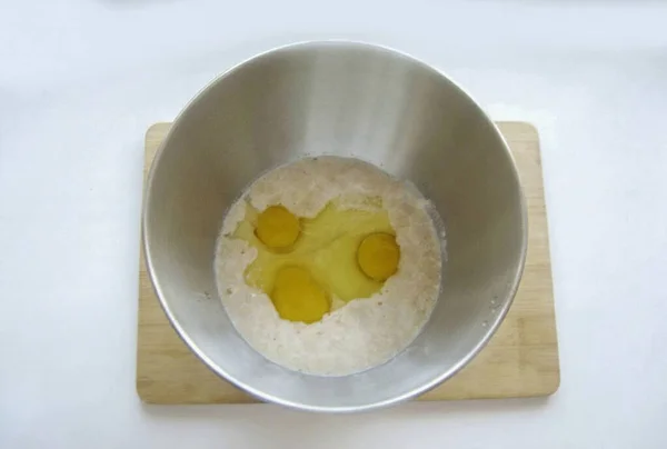 Sparge Ouăle Într Castron — Fotografie, imagine de stoc