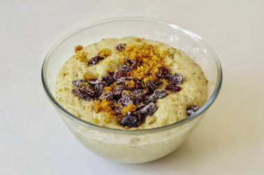 Hamura tatlarını ve kuru yaban mersinlerini ekle..