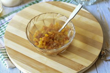 Kuru üzümleri birkaç dakika sıcak suyla doldur, sonra sıvıyı boşalt..