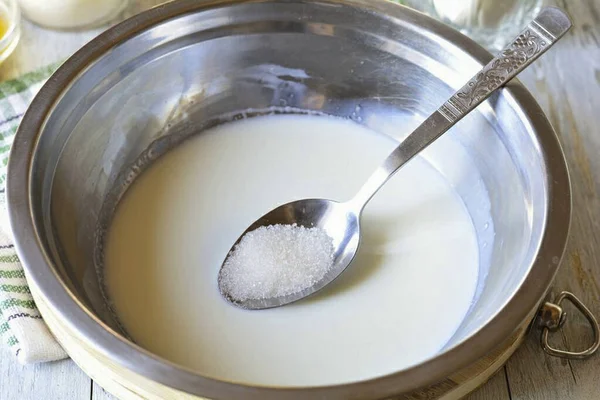 Den Teig Vorbereiten Esslöffel Zucker Warme Milch Geben — Stockfoto