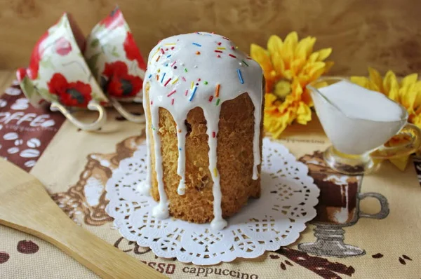 Pastaları sıcak kremayla kaplayın. Sertleştiğinde böyle bir jöle yapışmaz ve parçalanmaz..