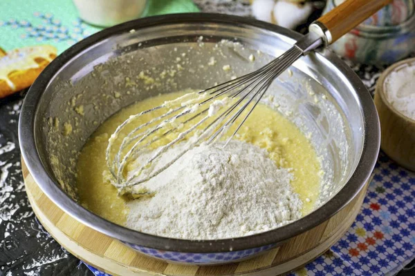 Wlać Przesiewaną Mąkę Miski — Zdjęcie stockowe
