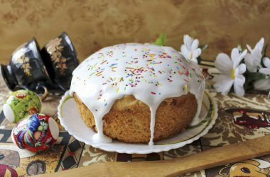 Kremayı herhangi bir şekilde hazırlayın ve pastaları yağlayın..