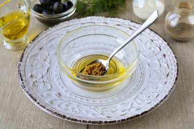 Sosu hazırla. Tadına bakmak için aroma yağını hardal ve biberle birleştir..