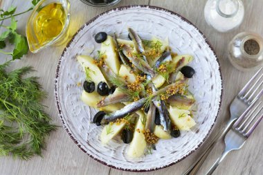 Salatanın üzerine sos serpin, süs için dereotu ekleyin ve servis yapın. Afiyet olsun.!