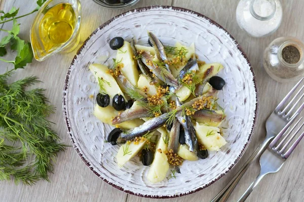 Irrorare Condimento Sopra Insalata Aggiungere Aneto Decorazione Servire Buon Appetito — Foto Stock