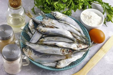 Belirtilen malzemeleri hazırlayın. Çocuklarınız soğan yerse, içindekiler listesine eklemeyi unutmayın..