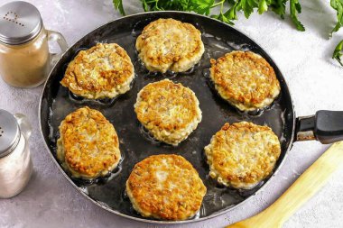 Her tarafı kahverengileştiğinde yemek hazır olur.!