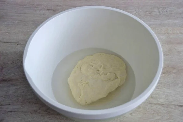 반죽을 위하여 그릇에 설탕을 녹이고 활동적 과정을 그램을 수있지만 반죽의 — 스톡 사진