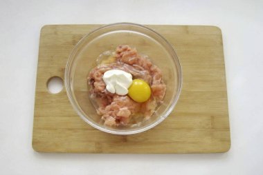 Ayrıca diğer malzemelerle dolu bir kasede mayonez..