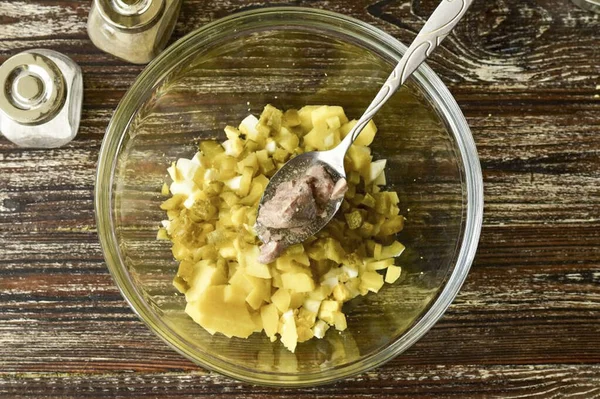 Añadir Hígado Bacalao Ensalada —  Fotos de Stock