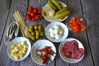 Bu aperatif ve şiş için malzemeleri hazırlayın. Ürün sayısı çok koşulludur, aperatifin kaç kişi için hazırlandığına bağlıdır..