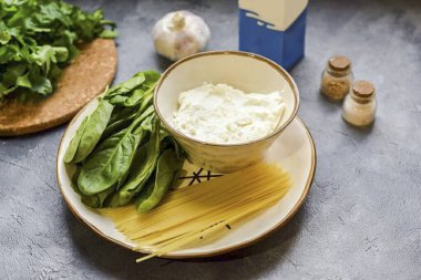 Ricotta & Ispanaklı Makarna yapmak için gerekli tüm malzemeleri hazırlayın.