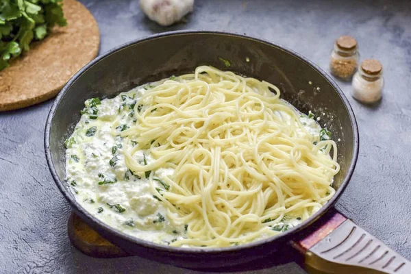 Gotować Spaghetti Oddzielnie Przetargu Następnie Przenieść Makaron Patelni Sosem — Zdjęcie stockowe