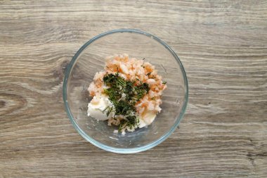 Dereotu ince ince doğra ve bir kase peynir ve karidese yerleştir..