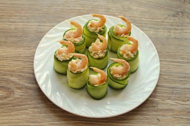 Kalan karides ve bitkilerle süslenmiş üst süs..