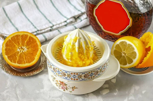 Rinse the orange in water, cut into halves and remove the pits. Cut several slices from one half of the fruit for decoration, then press both parts of the orange in a special citrus press, getting juice.