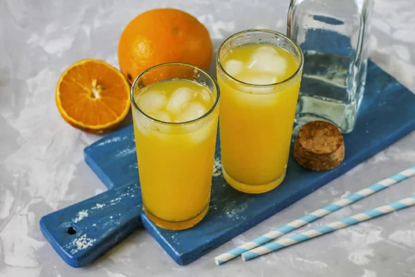 Nalać Świeżo Wyciskany Sok Pomarańczowy Szklanek Jeśli Owoc Był Kwaśny — Zdjęcie stockowe