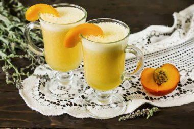 Bardakları şeftali dilimleriyle süsleyin, içkilerinizi doldurun ve hemen servis yapın..