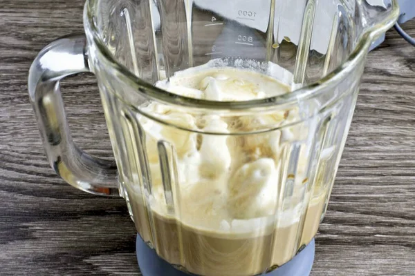 Lägg Glass Mixer Häll Kallt Kaffe Och Kyld Mjölk Lägga — Stockfoto