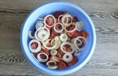 Ete doğranmış soğan halkalarını da ekle. Karıştır.