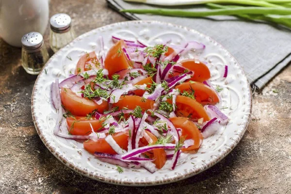 Espolvorear Eneldo Picado Ensalada Añadir Aceite Sal Pimienta Gusto —  Fotos de Stock