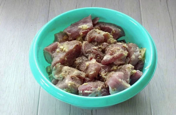 Μεταφέρουμε Κομμένο Κρέας Στο Μπολ Μπαχαρικά Ανακατέψτε Καλά Σαν Κάνετε — Φωτογραφία Αρχείου