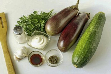 Kabak ve patlıcan kebabı yapmak için gerekli tüm malzemeleri hazırlayın..