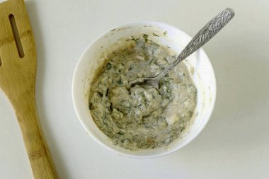 Sebzelerin her birini sos ile ovala. En az 30 dakika salamuraya yatır..