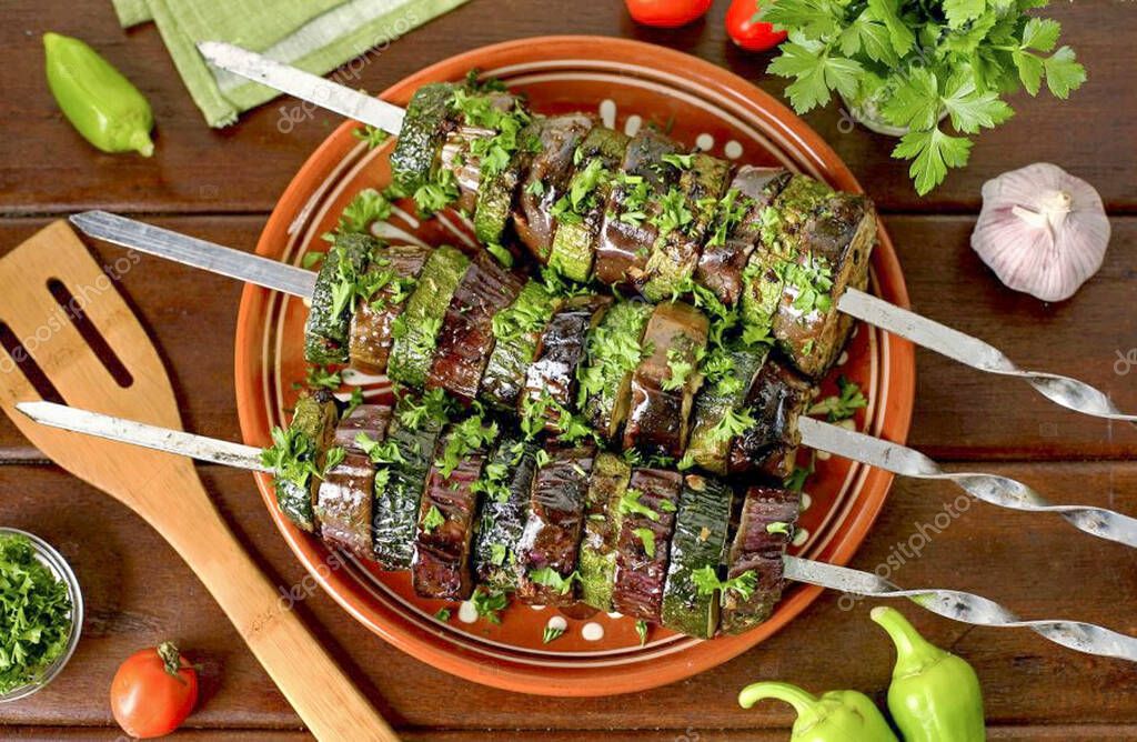Calabacín y berenjena kebab está listo. Como resultado, obtenemos