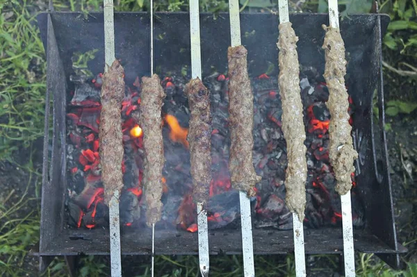 Primeiro Coloque Espetos Preparados Fogo Alto Com Espeto Lado Plano — Fotografia de Stock