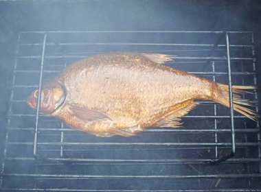 Zaman geçtikten sonra, içiciyi sıcaktan uzaklaştırın ve balığı 2 saat boyunca kapakla kaplayın..