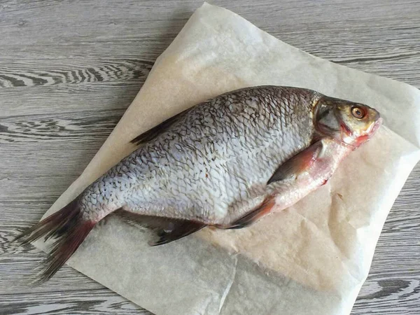 Setelah Waktu Berlalu Keluarkan Ikan Dari Kulkas Blot Kering Dengan — Stok Foto