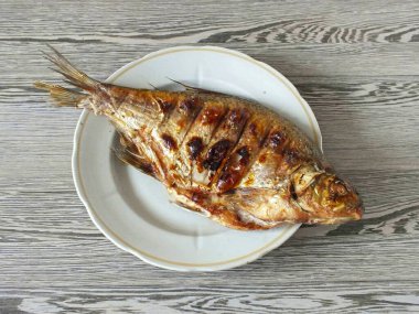 Zaman geçtikten sonra, kablo rafından bitmiş çipurayı çıkarın..