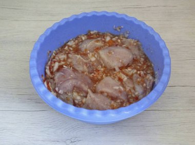 Zaman dolmadan 30 dakika önce tavuğu tuzla. İyice karıştır ve sürecin sonuna kadar ayrıl.