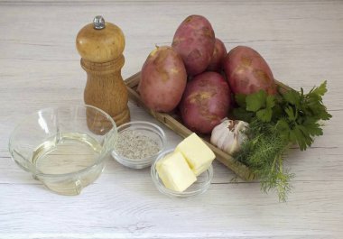 Patates Barbeküsü Garnitürü 'nü hazırlamak için gerekli tüm malzemeleri hazırlayın..