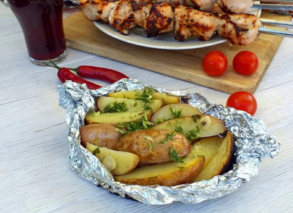 Подавайте Картопляну Тарілку Кебабом Bon Appetit — стокове фото