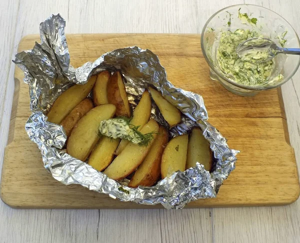 Bitmiş patateslere güzel kokulu tereyağı sosu ekle ve servis yap..