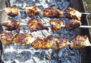 Kebap eşit şekilde kahverengileşir pişmez sıcaktan uzak durun..